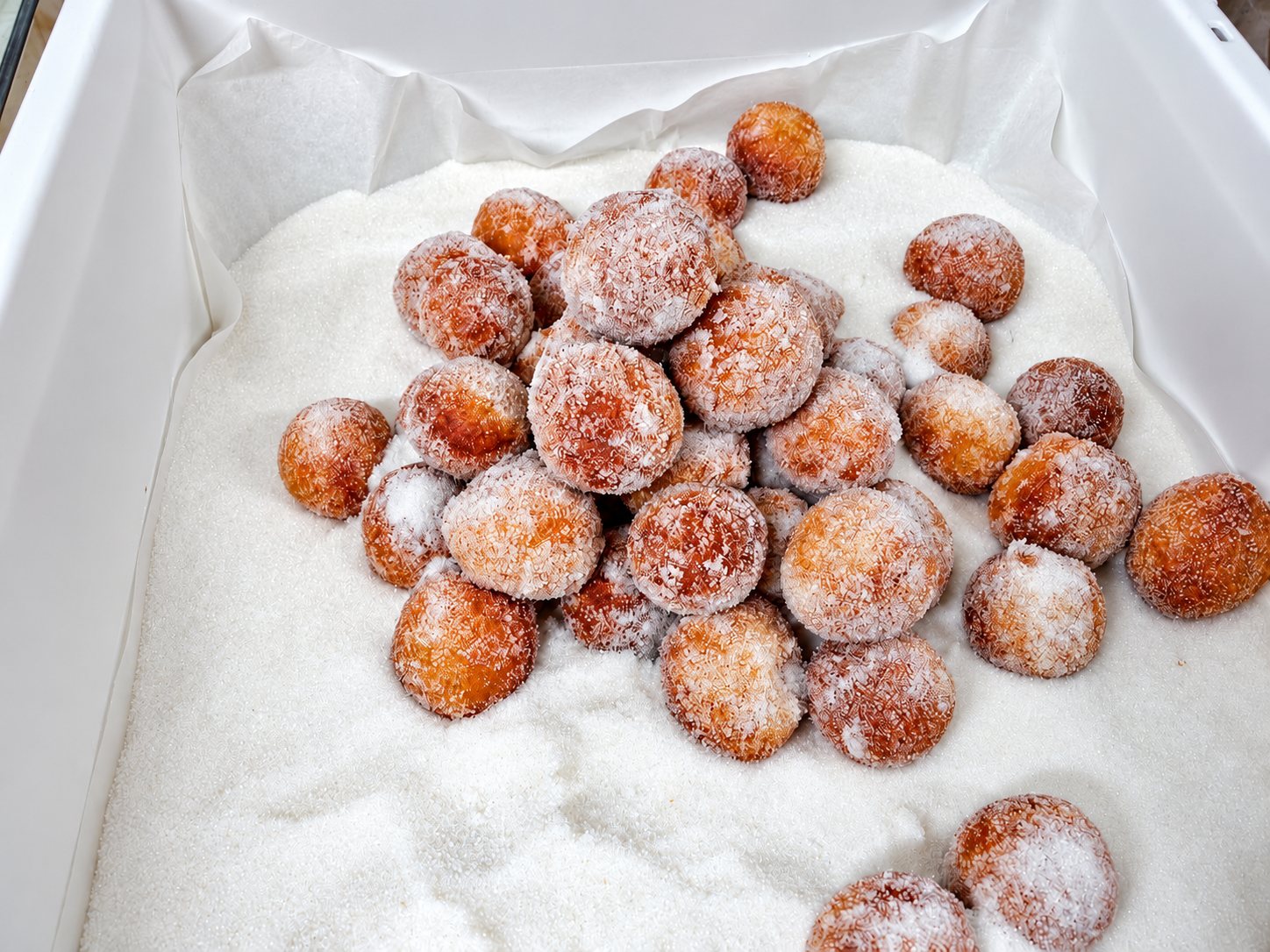Beignets ronds roulés dans le sucre cristallisé