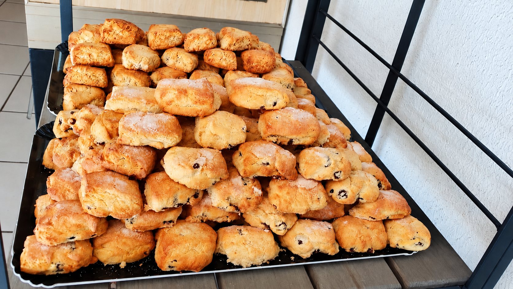 Plateau de petits gâteaux secs aux raisins empilés sur une étagère