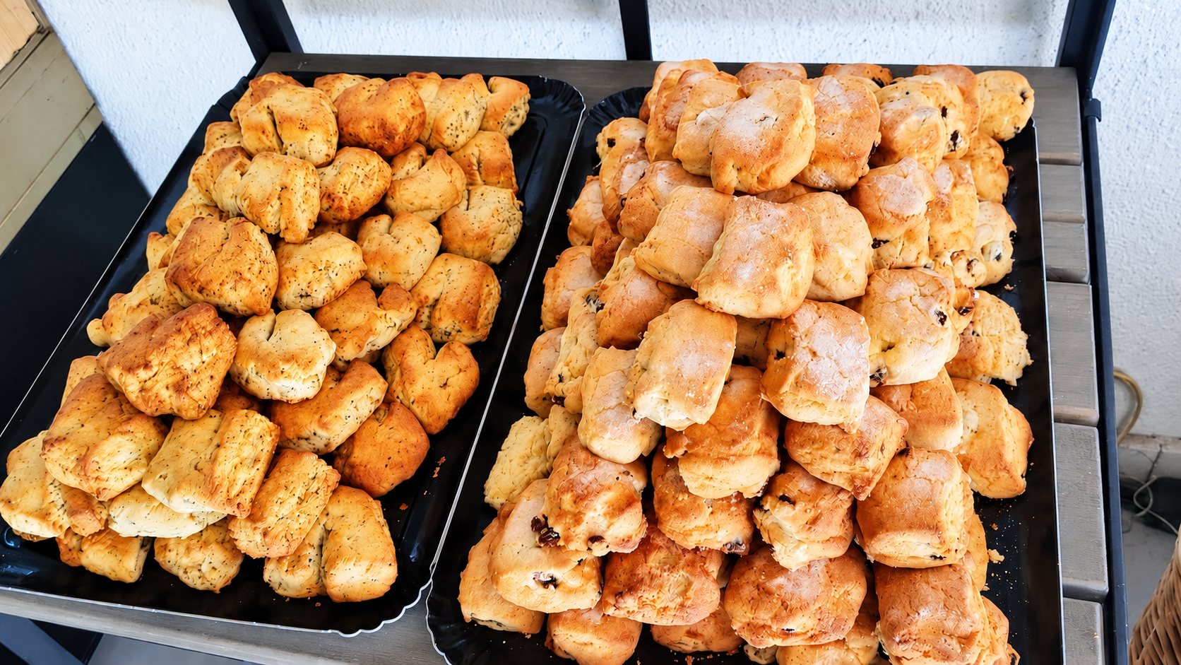 Deux plateaux de petits gâteaux secs dorés, certains aux raisins secs